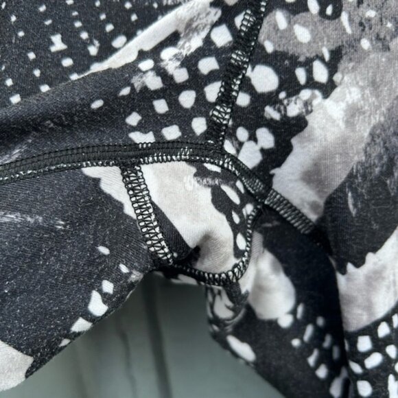 Lululemon Wunder Under Pant, size 6 - Picture 7 of 12